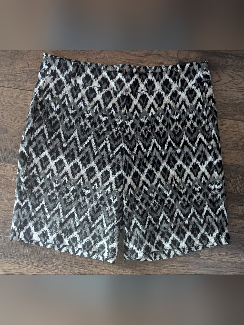 SPANX Women's Black White & Gray Chevron Print Stretch Classic Biker Shorts Sz L